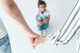 Comment communiquer avec les deux parents séparés autour de l'atelier ?