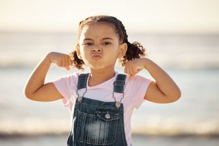 Comment un atelier de parole aide un enfant à retrouver confiance en lui ? Quand on parle des effets d'un atelier de parole pour enfants de parents séparés, on pense souvent en premier lieu à la libération de la parole, à la réduction de la culpabilité, ou à la normalisation du vécu. Mais il y a un bénéfice plus discret, souvent cité par les parents et les intervenants après quelques semaines de participation, qui mérite d'être mis en lumière : la reconstruction de la confiance en soi. Un enfant qui traversait une séparation parentale avec un sentiment de perte de contrôle sur sa propre vie peut ressortir d'un parcours en groupe avec quelque chose de nouveau : une façon différente de se voir, de se situer, et d'envisager ce qui vient. Ce que la séparation fait à l'estime de soi Pour comprendre comment un atelier peut aider un enfant à retrouver confiance en lui, il faut d'abord comprendre ce que la séparation parentale fait à cette confiance. L'estime de soi d'un enfant se construit en grande partie à travers la stabilité et la cohérence de son environnement familial. Quand cet environnement se réorganise brutalement, plusieurs des piliers de cette construction sont ébranlés simultanément. L'enfant perd la continuité de son quotidien, la prévisibilité de son organisation de vie, et parfois la disponibilité émotionnelle de ses parents, absorbés par leur propre douleur. Cette perte de repères produit souvent un sentiment diffus d'insécurité intérieure, qui se traduit par une moindre confiance dans sa capacité à agir sur le monde qui l'entoure. À cela s'ajoutent des mécanismes plus spécifiques. La culpabilité que beaucoup d'enfants portent en lien avec la séparation mine directement l'image qu'ils ont d'eux-mêmes. Un enfant qui se croit, même inconsciemment, responsable de la rupture familiale est un enfant qui se perçoit comme porteur de quelque chose de mauvais. La honte liée à la situation familiale, dans les contextes où la séparation est encore associée à un stigmate social, renforce ce sentiment négatif. Et le sentiment d'impuissance face à une décision d'adultes à laquelle il n'a pas été associé peut générer une forme de résignation qui dépasse largement la situation familiale et teinte l'ensemble des engagements de l'enfant. Ces effets ne sont pas systématiques ni irréversibles. Mais ils sont suffisamment fréquents pour que les professionnels qui accompagnent des enfants de parents séparés les identifient comme un axe de travail prioritaire. Le groupe comme espace de réassurance Le premier mécanisme par lequel un atelier de parole contribue à la reconstruction de la confiance en soi est la réassurance par le groupe. Découvrir que d'autres enfants vivent la même situation, ressentent les mêmes choses, posent les mêmes questions, est une expérience profondément déculpabilisante et normalisante. Un enfant qui entrait dans le groupe avec le sentiment d'être différent, de porter quelque chose d'anormal, repart avec une représentation différente de lui-même : il est l'un parmi d'autres, dans une situation certes difficile mais partagée, et qui ne dit rien de sa valeur en tant que personne. Ce déplacement de représentation est discret mais fondateur. Il crée les conditions d'une récupération de l'estime de soi que les encouragements individuels d'un adulte bienveillant, si précieux soient-ils, ne peuvent pas seuls produire. La dynamique de reconnaissance mutuelle entre participants joue un rôle complémentaire. Quand un enfant partage quelque chose et que les autres membres du groupe réagissent avec intérêt, compréhension ou écho, il reçoit un message puissant : ce qu'il dit a de la valeur, sa parole compte, il est capable de contribuer à quelque chose de meaningful. Ces micro-expériences de validation répétées au fil des séances reconstruisent progressivement un sentiment de compétence sociale que la période de séparation avait parfois fragilisé. La parole comme acte de pouvoir L'un des effets les moins visibles mais les plus structurants d'un atelier de parole est ce que les psychologues appellent le sentiment d'agentivité : le fait de se percevoir comme un acteur capable d'agir sur sa propre vie, et pas seulement comme un objet passif des décisions des adultes. La séparation parentale place souvent l'enfant dans une position de totale passivité. Il n'a pas choisi cette situation, il ne peut pas la modifier, et il est soumis à des réorganisations successives sur lesquelles il n'a aucune prise. Cette impuissance, vécue de façon prolongée, peut générer une forme de résignation qui dépasse la situation familiale et s'étend à d'autres domaines de la vie de l'enfant. Prendre la parole dans un groupe, même sur un sujet douloureux, est un acte de pouvoir. L'enfant choisit ce qu'il dit, comment il le dit, à quel moment il s'exprime et quand il préfère se taire. Il est l'auteur de sa parole, dans un espace où cette parole est reçue et respectée. Cette expérience, apparemment simple, est une remise en mouvement du sentiment d'agentivité. Elle dit à l'enfant, de façon concrète et incarnée : tu es capable d'agir, ta voix a de l'effet, tu n'es pas qu'un spectateur de ce qui t'arrive. Les intervenants qui ont de l'expérience dans l'animation de ces groupes observent régulièrement ce phénomène : des enfants très inhibés à l'entrée dans le groupe, qui semblaient avoir perdu confiance dans leur capacité à s'exprimer, trouvent progressivement une voix au fil des séances, et cette confiance retrouvée dans la parole déborde souvent sur d'autres espaces de leur vie quotidienne. Les activités créatives comme vecteurs de compétence Les supports pédagogiques utilisés dans les ateliers contribuent également à la reconstruction de la confiance en soi, par un mécanisme différent de celui de la parole. Quand un enfant dessine, modèle, construit ou crée quelque chose dans le cadre de l'atelier, il produit une oeuvre qui lui appartient, qui est valorisée par les intervenants et reconnue par le groupe. Ces moments de création sont des expériences de compétence. Elles disent à l'enfant : tu sais faire quelque chose, tu es capable de produire, ton travail mérite d'être regardé. Dans une période où l'enfant peut avoir le sentiment que tout lui échappe, ces petites preuves concrètes de compétence ont un effet réparateur sur l'estime de soi. La valorisation de ces productions par l'intervenant doit être authentique et spécifique, pas générique. "C'est bien" ne dit rien à un enfant. "J'aime la façon dont tu as choisi cette couleur pour représenter cette émotion" dit quelque chose de précis sur sa capacité d'expression et de réflexion. Cette différence, apparemment minime, est en réalité décisive dans l'effet produit sur l'image que l'enfant a de lui-même. Ce que les parents observent Les témoignages de parents recueillis à l'issue des parcours d'ateliers constituent l'une des sources les plus convaincantes sur les effets du dispositif sur la confiance en soi des enfants. Ils décrivent souvent des changements qui les ont surpris par leur rapidité ou leur profondeur. Des enfants qui refusaient de parler de la séparation à la maison qui commencent à l'évoquer spontanément, avec un vocabulaire nouveau et une sérénité qu'ils n'avaient pas avant. Des enfants très effacés qui reprennent de l'espace dans la famille, qui expriment des préférences, qui osent dire non. Des enfants anxieux qui semblent retrouver une stabilité intérieure que la période de séparation avait perturbée. Ces observations parentales ne sont pas des données scientifiques au sens strict, mais elles témoignent d'effets réels et perceptibles dans la vie quotidienne de l'enfant. Elles constituent aussi un outil de plaidoyer précieux pour les structures qui portent ces dispositifs et cherchent à convaincre des financeurs ou des partenaires institutionnels de leur valeur. La façon dont ces témoignages peuvent être recueillis et valorisés est au cœur de la démarche d'évaluation nationale lancée par l'UNAF. Pour approfondir cette question, les repères sur l'évaluation de l'impact des ateliers de parole donnent des pistes concrètes aux porteurs de dispositifs qui souhaitent structurer leur propre démarche d'évaluation. La confiance en soi, un effet qui se construit dans la durée Il serait inexact de laisser entendre qu'un parcours de quatre à six séances suffit à transformer durablement l'estime de soi d'un enfant fragilisé par une séparation parentale complexe. Les effets d'un atelier de parole s'inscrivent dans un processus plus long, qui se poursuit bien après la fin du parcours, dans les interactions familiales, scolaires et amicales de l'enfant. Ce que l'atelier peut faire, c'est amorcer ce processus, poser les premiers jalons d'une représentation plus positive de soi, et offrir à l'enfant des ressources nouvelles : des mots, des expériences de reconnaissance, un sentiment naissant qu'il est capable de traverser quelque chose de difficile sans se perdre. Ces ressources sont des actifs durables, que l'enfant emporte avec lui bien au-delà des séances. C'est peut-être la définition la plus juste de ce que fait un bon atelier de parole pour enfants de parents séparés : non pas résoudre, mais équiper. Donner à l'enfant les outils intérieurs pour traverser, avec un peu plus de confiance et un peu moins de solitude, une période qui ne lui a pas demandé son avis. Vous souhaitez mettre en place un atelier pour enfants de parents séparés sur votre territoire ou en savoir plus sur les ressources disponibles pour les familles ? Retrouvez l'ensemble des informations et des contacts du réseau coordonné par l'UNAF sur le site des ateliers enfants de parents séparés.